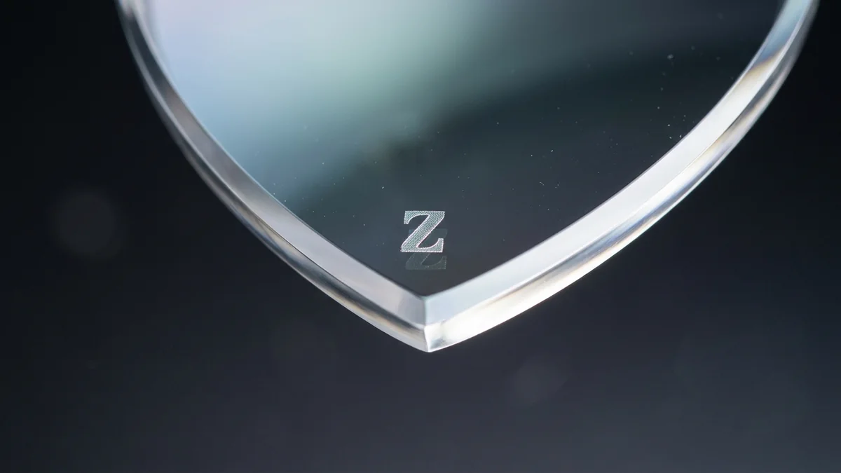 Cận cảnh logo chữ Z khắc laser bán nguyệt độc quyền chứng nhận quang học Carl Zeiss chính hãng
